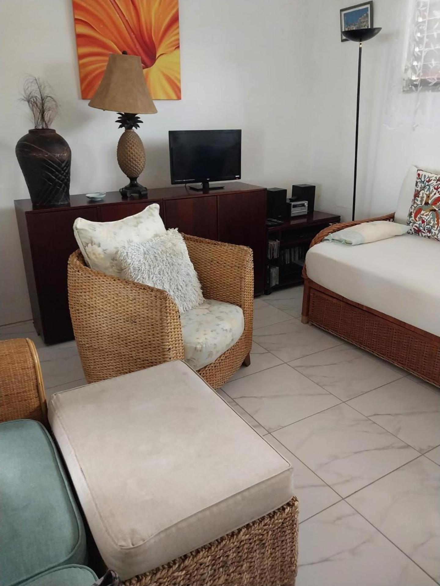 Attractive 2-Bed Apartment Stunning Sea View Dickenson Bay Екстериор снимка