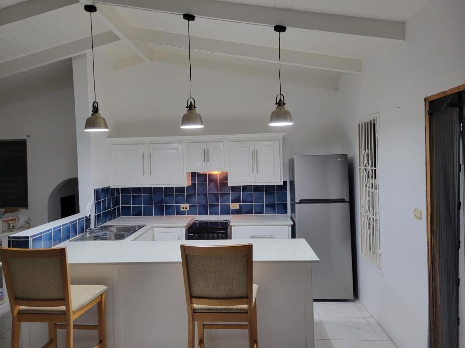 Attractive 2-Bed Apartment Stunning Sea View Dickenson Bay Екстериор снимка